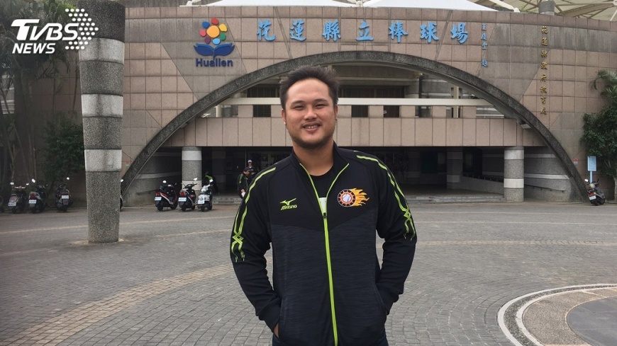 桃猿陳俊秀指導小球員 　維繫對棒球熱情