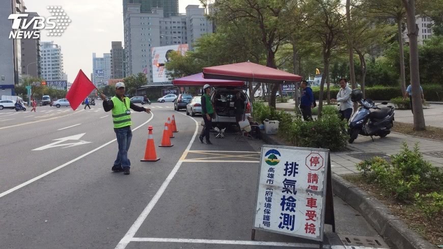 空氣差 高市路邊攔檢排氣不合格機車
