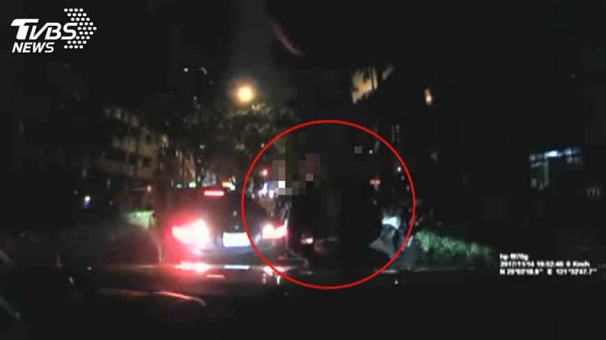 報復?「人肉佔位」爆衝突 女控愛車遭刮