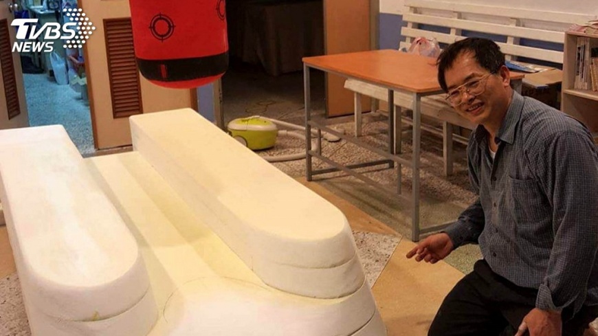 侯武忠出海不出國 拎行李箱藥品送到府