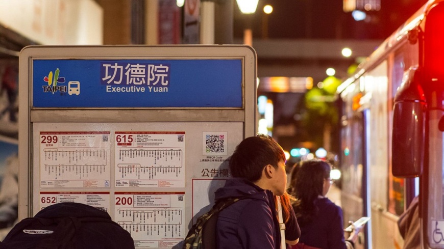 惡搞站牌恐違法? 青年:應屬言論自由