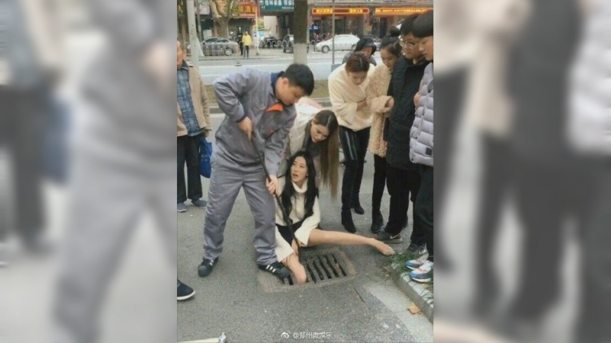網傳「纖腿正妹」腳卡水溝蓋 網笑翻:還是粗點好