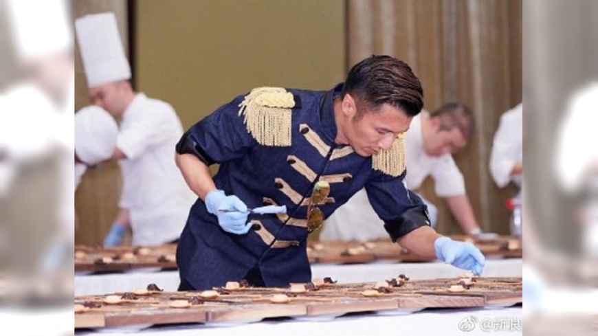 謝霆鋒展現高速快手做甜品　網諷：鬼畫符？