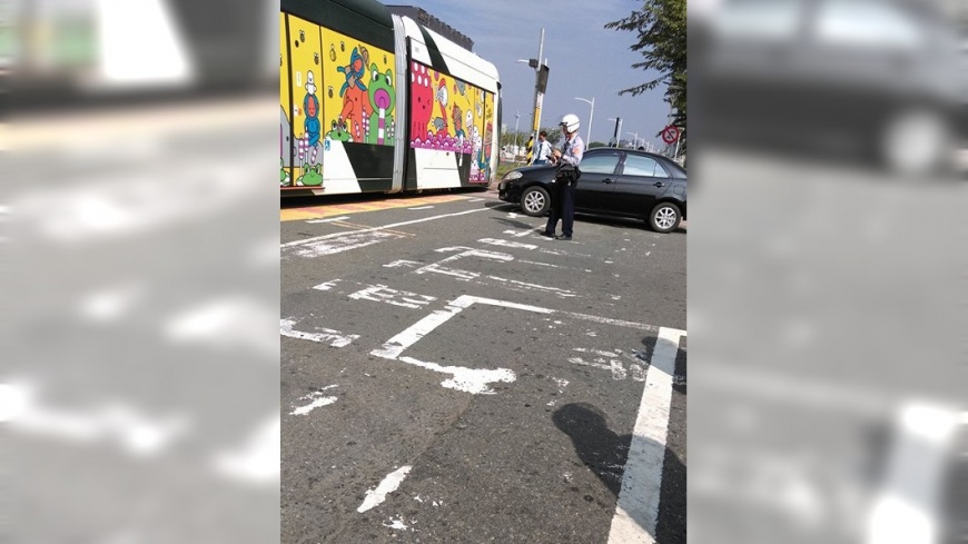 快訊／轎車擦撞輕軌列車　釐清肇責一度停駛