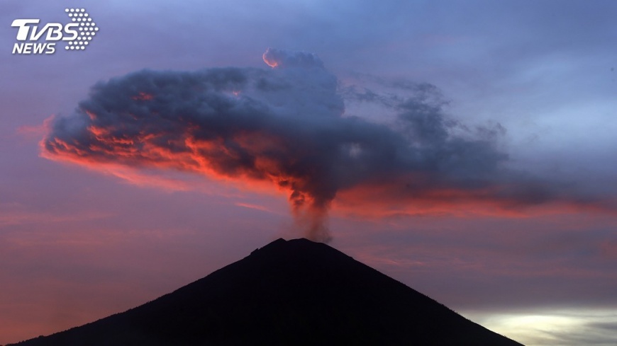 阿貢火山噴發也不怕! 陸新人照樣拍婚紗