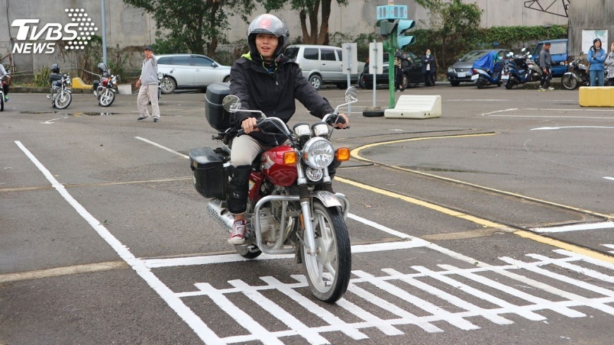 森林護管員招考 考生騎檔車爭工作機會