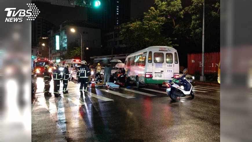 疑轉彎沒注意!公車撞人 爺孫過馬路喪命