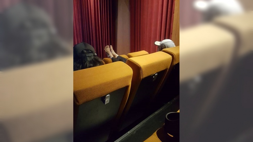 影廳當客廳?奧客脫鞋光腳爽跨椅背