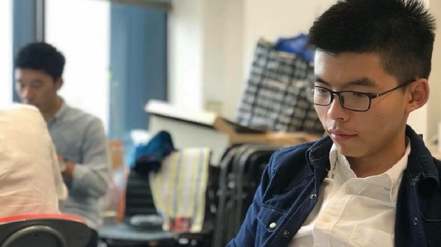 黃之鋒率反威權遊行 香港千人上街聲援