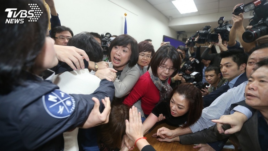 一例一休再闖關　爭發言時間朝野爆衝突
