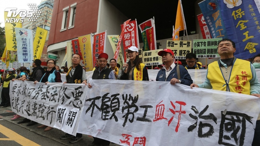 不滿修法　勞團上百人繞行立院抗議