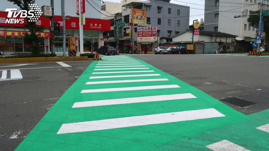 竹市斑馬線增彩色鋪面 提升警示與防滑