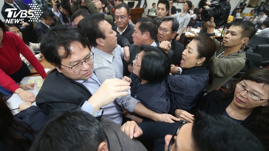 一例一休修法闖關 朝野再爆推擠衝突