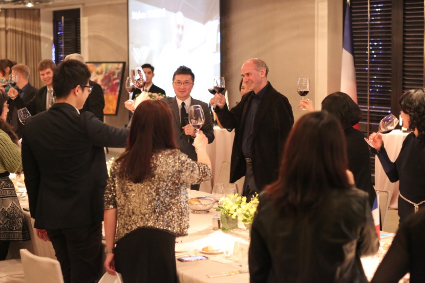 《法國在台協會》商務處長Christophe LEGILLON與《法國葡萄酒文化教育協會》理事主席葉志堅,舉杯向所有與會的專業品酒人士致意,感謝大家對葡萄酒和法式餐酒文化的熱情參與。