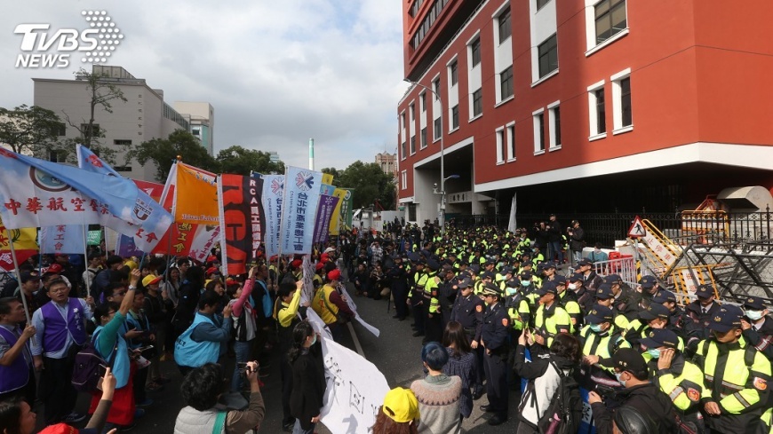 不滿修法 勞團籲勞工下班聲援抗議