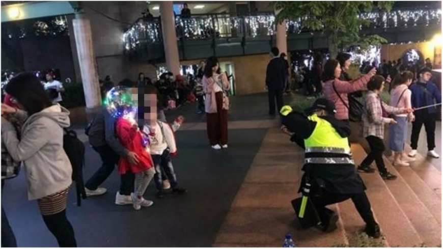 100分!暖警跪地拍「全家福」 女網友喊想嫁了