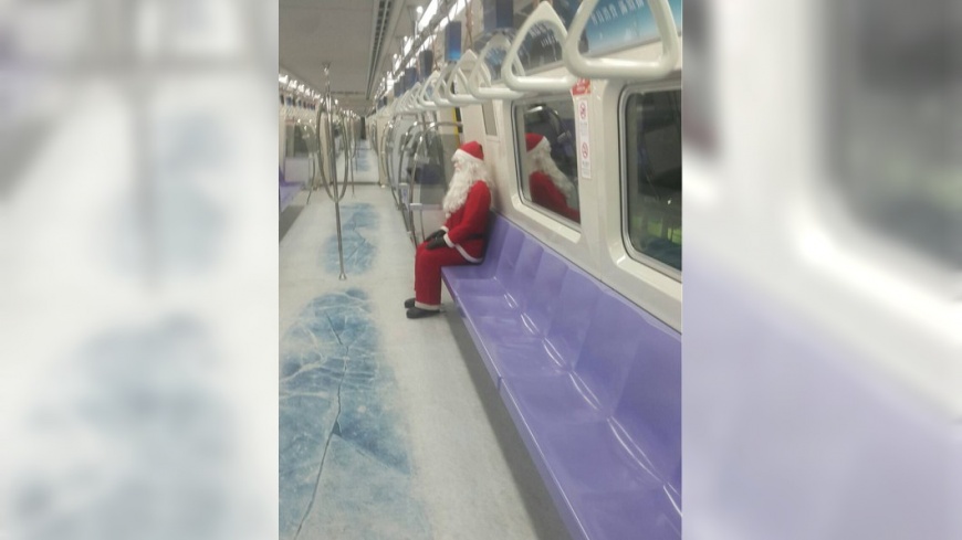笑到你發寒!空捷運見耶誕老人「搭車」…乘客嚇哭