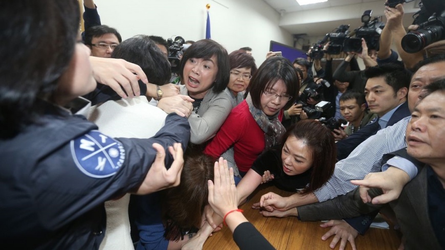 13個小時衝突拉扯 勞基法初審深夜闖關成功
