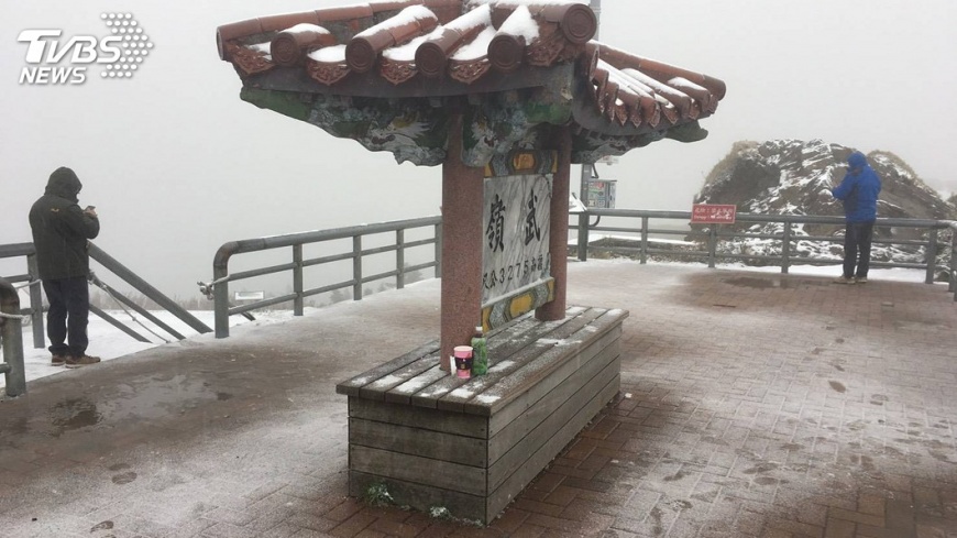 合歡山降冰霰遊客開心 8日有降雪機會