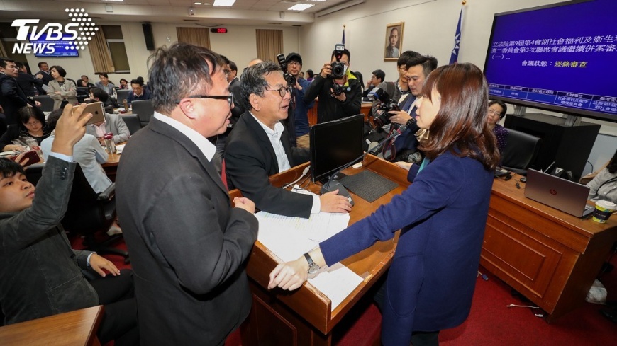 勞基法修法完成初審 綠:符合議事規則