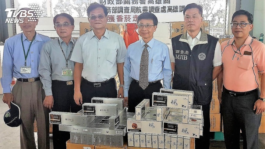 高雄海關查私菸 查扣上千箱50萬包