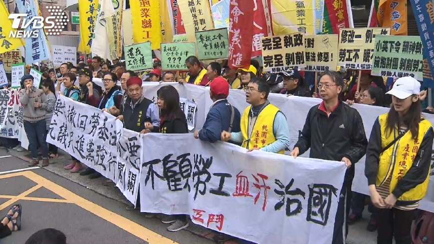 反勞基法修惡大遊行 綠尊重藍聲援