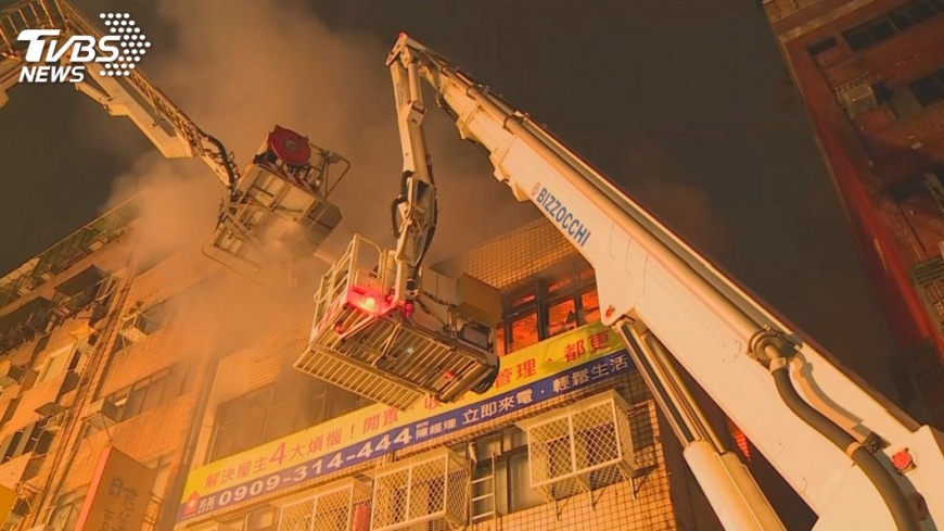 八德路火警 鑑識人員採集爆炸電磁爐殘留物