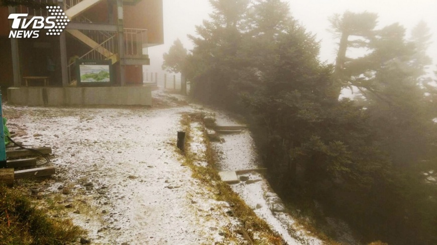 入冬初雪!玉山降雪0.5公分 排雲山莊降冰霰