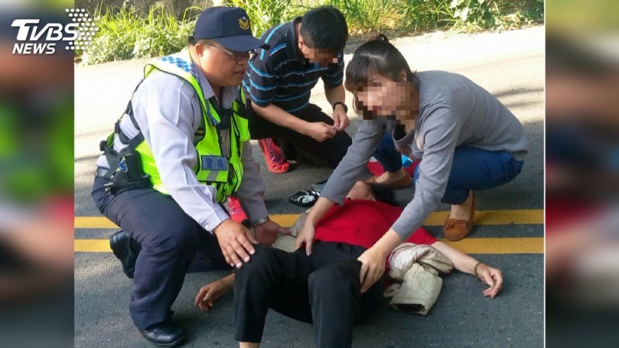 老婦路倒昏迷!路過護理師用「它」救回一命