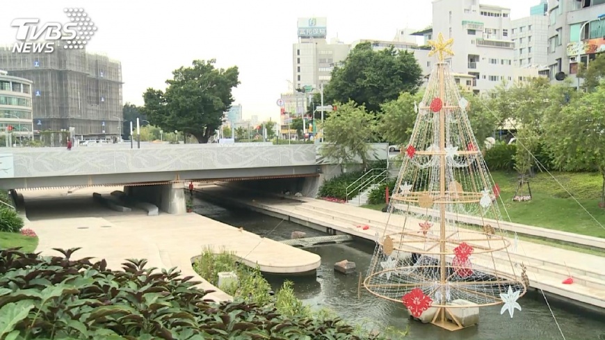耶誕氣氛濃 水中耶誕樹空中燈光秀吸睛