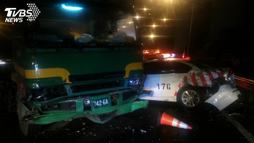 快訊／警車處理國道拋錨　拖板車驚險追撞