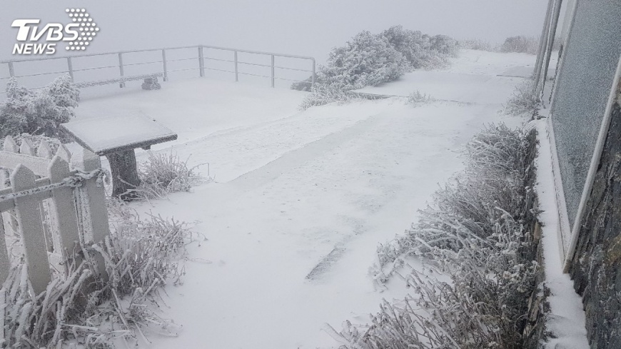 快訊/寒流發威! 玉山降下白雪累積雪2.9公分
