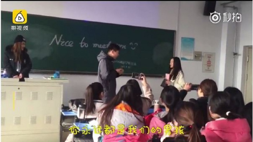 你永遠是我們的男孩!36女大生送吻全班唯一男丁