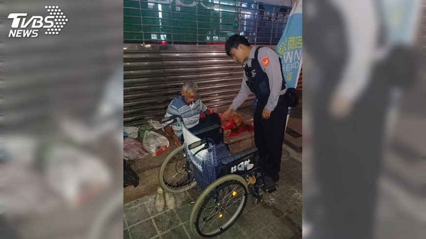 街友拄樹枝行走 暖警為他募輪椅