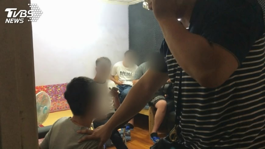 直擊彩虹菸交易! 警逮2人逕行搜索民宅