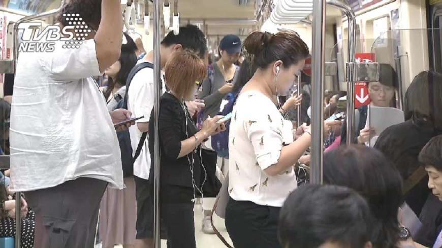 調查:台灣人旅途中滑手機 成癮僅次泰韓