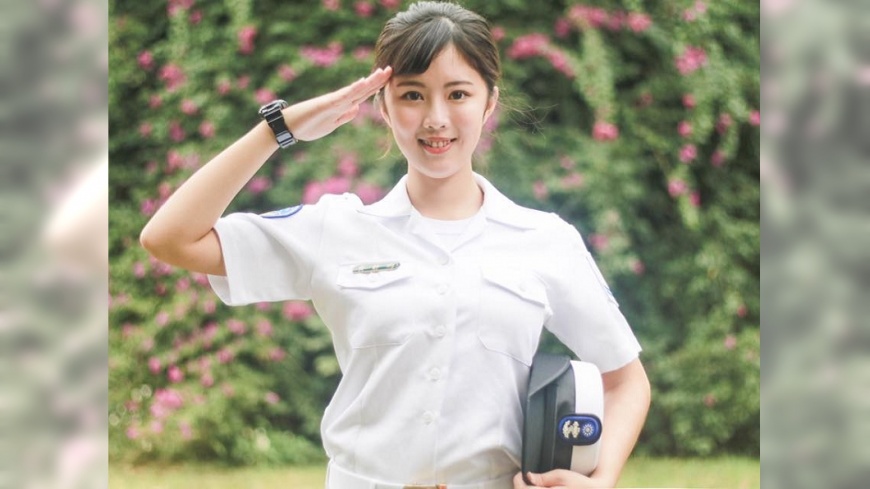 最正海軍比基尼照露雪白美乳 網友暴動:簽下去
