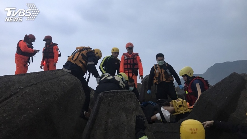 漁船觸礁側翻 海巡消防搶救失蹤船員