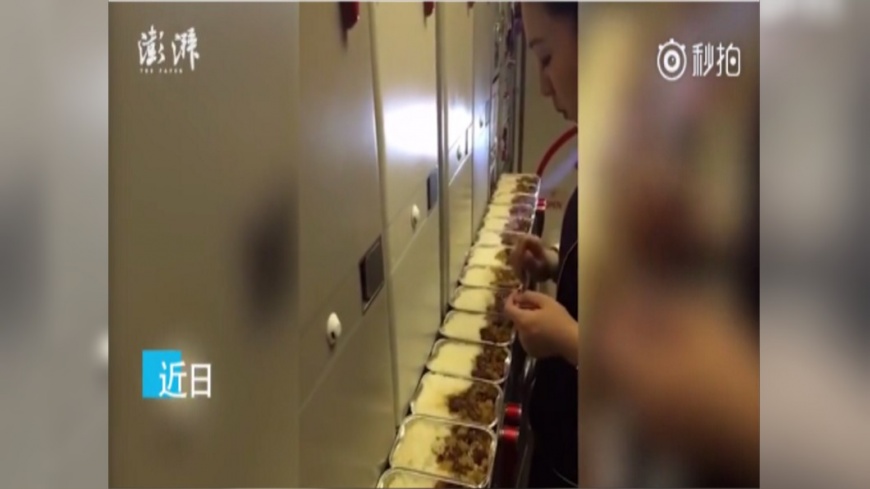 偷吃整排剩餘飛機餐 陸空姐違規遭停飛