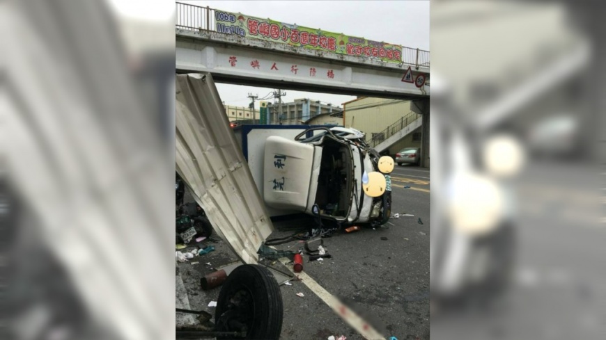 貨車撞廂型車3人傷!輪軸噴飛砸屋 滿地沾血碎玻璃