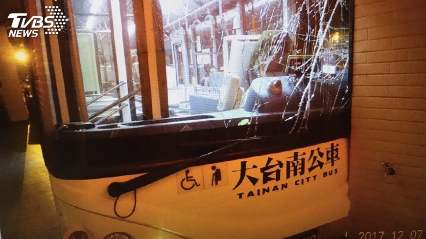 疑司機疲勞駕駛　台南公車撞店家梁柱