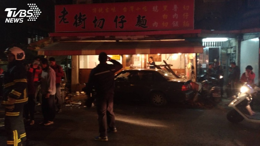 快訊/轎車失控暴衝撞小吃攤 4人受傷送醫