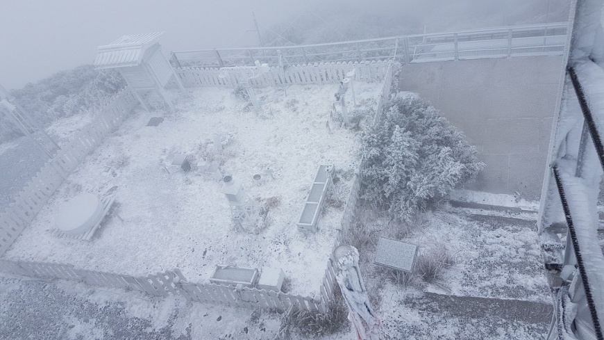 玉山降雪。氣象局提供