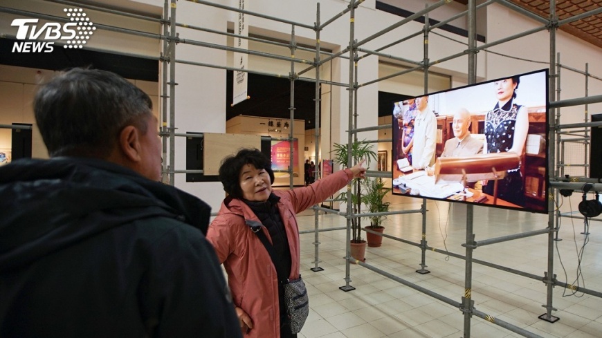 想像紀念堂展 蔣介石家族照背後捆膠帶