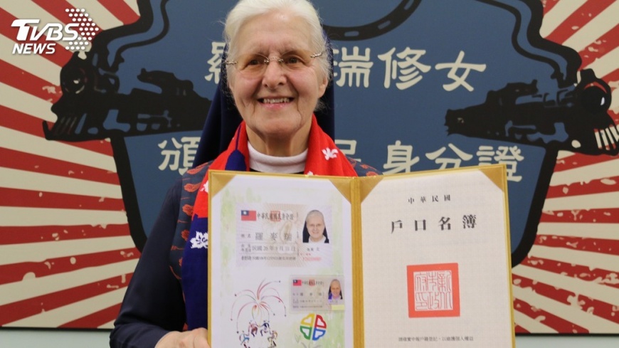 織品之母羅麥瑞 獲身分證笑稱要唱國歌