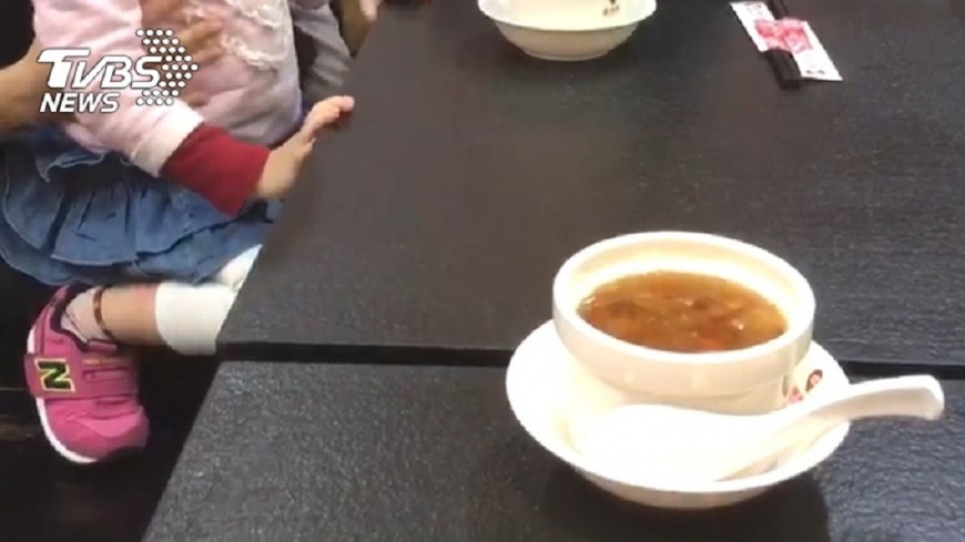 2歲女狂搗蛋!媽飯後「嚴厲斥責」遭路人嗆:妳小心點