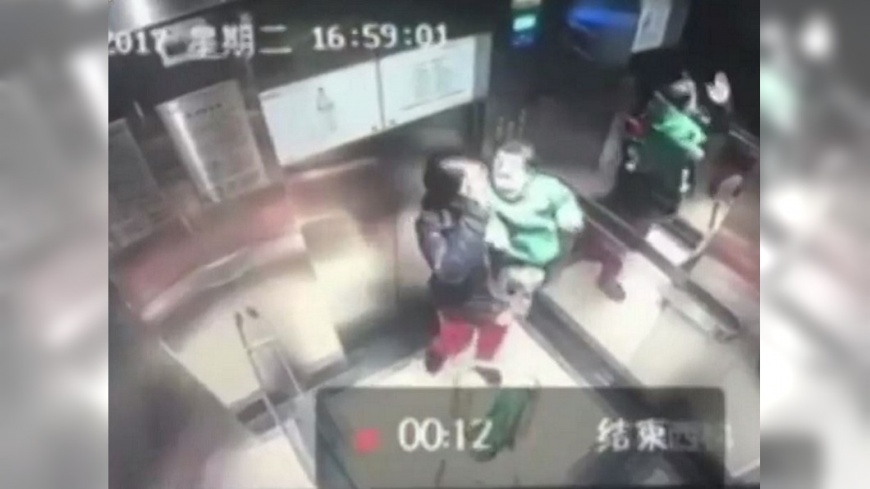 狠!搖晃、揍頭、毆肚 陸保母電梯內虐童