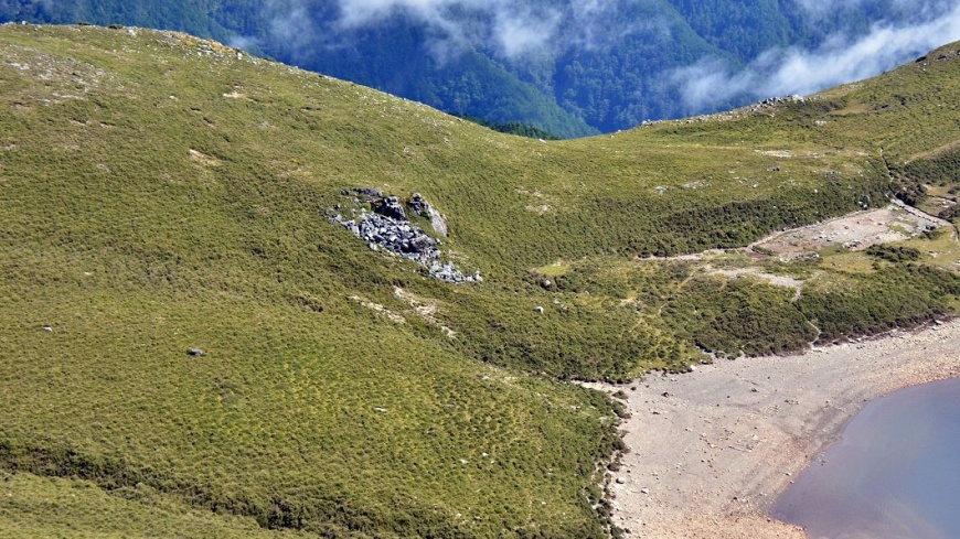 嘉明湖旁埋搜救英雄 法師擲筊:他們不願下山