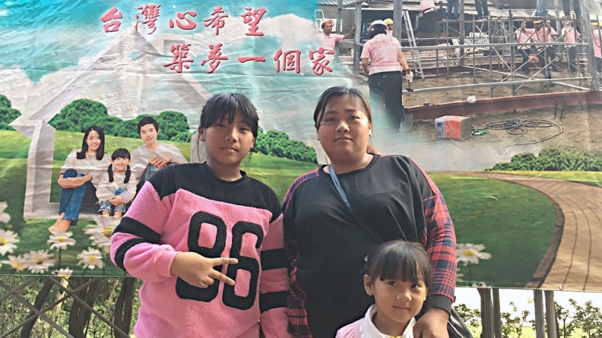 親戚家住不下 一家七口輪流睡破屋
