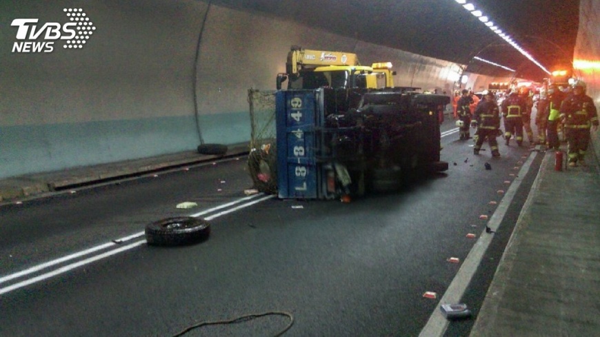 快訊/雪隧內2車擦撞翻覆 3人傷南下暫封閉